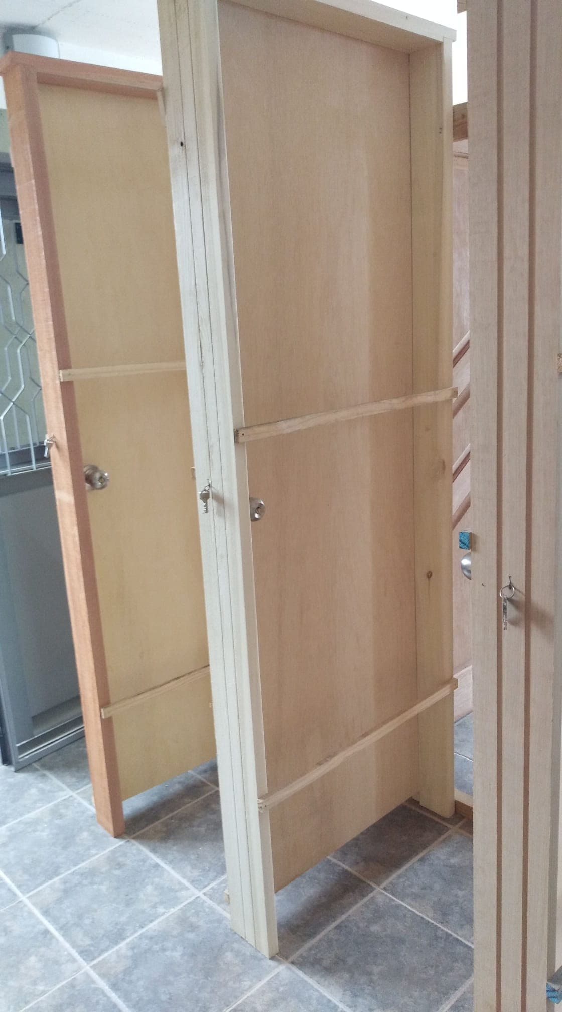 Puerta interior de madera lisa